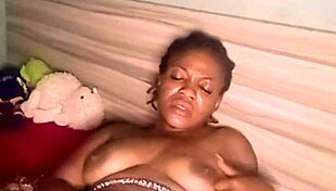 vivi queen fingers herself in solo african masturbation