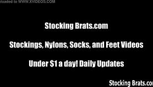 Vi kan ikke la være å bli kåte i strømpebukser for lesbisk femdom lek 😏