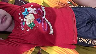 इंडियन चिक कॉक ग्रैब करती है, दो लड़कों से वाइल्ड थ्रीसम में पाउंड होती है