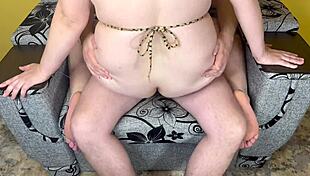 veľkohrúda milf jazdi na hlboký chovný krém v cowgirl