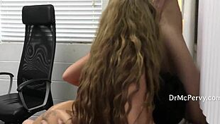 Oye, ¿puede la terapia arreglar esta tensión sexual salvaje con la madrastra?