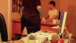 Boss rides intern in office 😜