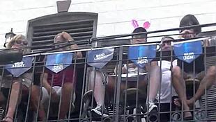 暴露狂妻子Helena Price在公共场合上衣闪露毛茸茸的阴部。幻想节人群为之疯狂！