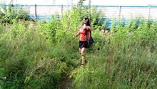 T'as déjà vu une milf avec un jouet dans sa chatte poilue en train de pisser dehors ? 😲