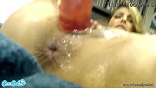 아드리아나 체치크가 뜨거운 액션 씬에서 야생으로 스퀴트해