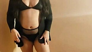 watch this gostosa ripping her clothes off?