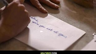 Я одержим мачехой Marie McCray, которая растягивает свою тугую киску для меня.