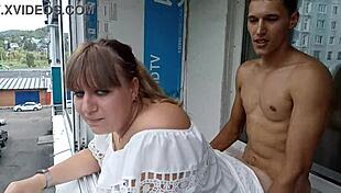 Orosz gömbölyű anyuka keményen basz puha kanapén.