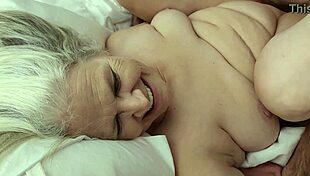 Forró milf Vee sikít, míg Jerry mélyen dugja a seggébe