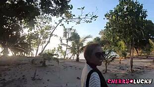 Making a perfect blowjob on the beach 😍