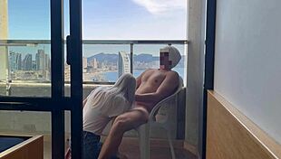 Otel resepsiyonundaki sekreter kıza pencereyi kapatmasını söylüyorum ve boşalmamı oral seksle bitiriyor