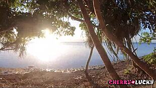 Making a perfect blowjob on the beach 😍