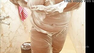 Bengali kone tager et dampende bad, viser store patter!