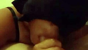 Putinha submissa drools on mestre's cock quietly during sex