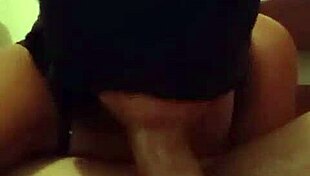 Putinha submissa drools on mestre's cock quietly during sex