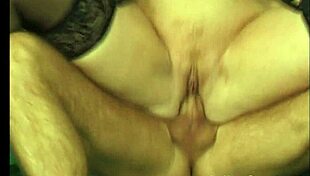 Babička s horkými kozy se ohýbá pro hluboký retro šuk