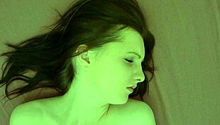 Evropská amatérka masturbuje svou oholenou kundičku k orgasmu v soukromém domácím videu