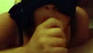 Putinha submissa drools on mestre's cock quietly during sex