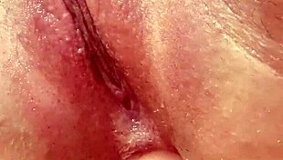 丰满宝贝用肛门玩具摧毁屁股，在自制视频中