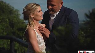 Kicsi menyasszony mondja férjnek és pincérnek dp-zzenek nagy faszokkal