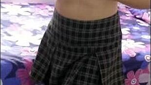 Latih Schoolgirl 18+ Buat Ngocok Pakai Celana Dalam Kotornya yang Menarik.