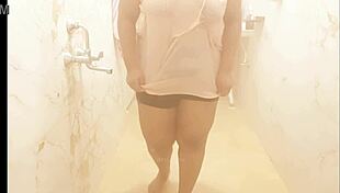 Sexy indian maid shows boobs 😍