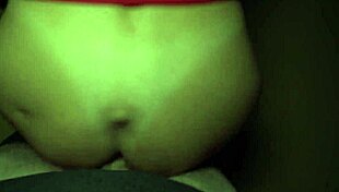 Εγώ, εμ, είδα αυτή την καστανή με σκούρα μάτια να παίρνει τεράστιο πούτσο στο λαιμό