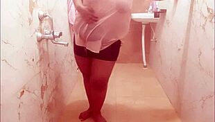 Sexy indian maid shows boobs 😍