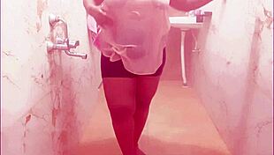 Sexy indian maid shows boobs 😍