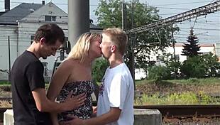 רוצה לראות זרע על פנים מילף בשלישייה ציבורית?