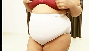 I'm watching this Uttarakhand maid showing off her naked body