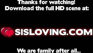 ว้าว ดูสาววัยรุ่น 18+ ขี่ของแข็งของพี่เลี้ยงหนัก!