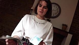 واو! التنظيف يتحول إلى نيك فم مجنون مع دارسي دارك!