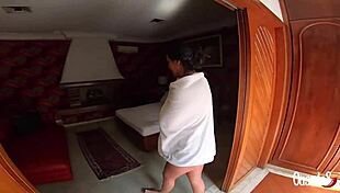 seguindo e flagrando a gostosa rabuda durante o banho - sophia wolf 😍