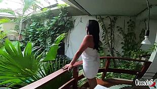 seguindo e flagrando a gostosa rabuda durante o banho - sophia wolf 😍