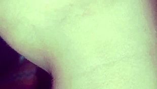 彼女の濡れたジューシーなマンコは激しいグループアクションの準備ができてる？