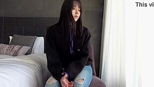 Эй, глянь, как эта азиатка скачет наездницей за сперму