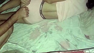 Descubrí a la empleada descansando y la grabé manoseándola y culiándola sin condón