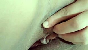 Dedilhando minha boceta molhada ate gozar na cama