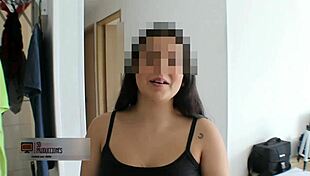 Estoy muy caliente as� que seduzco al t�cnico de licuadoras para que me folle se corre en mi cara historia completa.