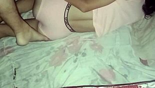 Descubrí a la empleada descansando y la grabé manoseándola y culiándola sin condón