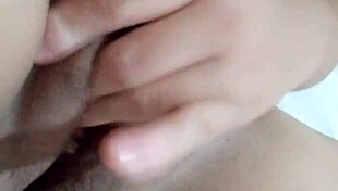 Dedilhando minha boceta molhada ate gozar na cama