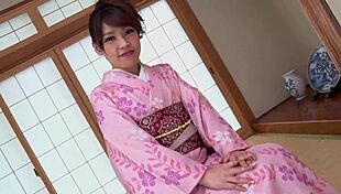 기모노 입은 코토미 야마자키 네 깊은 욕망 조용히 채워