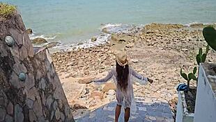 Chica voyeur sacude culo al aire libre para vecinos curiosos