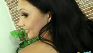 teen ariana marie does tugjob