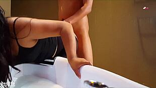 Puolisisarukset nauttivat höyryävästä nussista jacuzzissa, aloittaen sormittelusta ja päättyen creampiehen