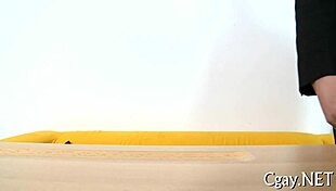 Podívej na tuhle divokou gay porno scénu.