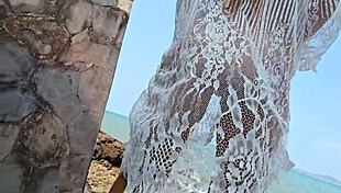 Chica voyeur sacude culo al aire libre para vecinos curiosos