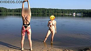 Neden o çıplak kız kıyafetleri yırtılmış halde halk plajında çıplak yüzüyor?