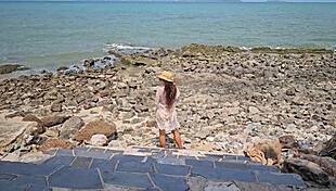 voyeur babe shakes ass outdoors for curious neighbors